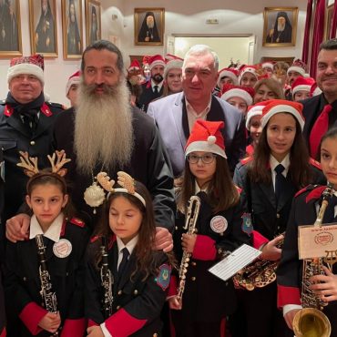 Τα Χριστουγεννιάτικα κάλαντα της Δημοτικής Φιλαρμονικής στο Μητροπολίτη Φθιώτιδας και στο Δήμαρχο Λαμιέων – Ευχές και δώρα σε ένα απόλυτα εορταστικό κλίμα