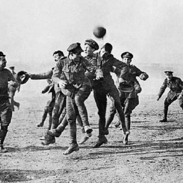 Πίσω στο χρόνο - 1914: “Ρεβεγιόν” με ποδόσφαιρο και ειρήνη έξω από τα χαρακώματα