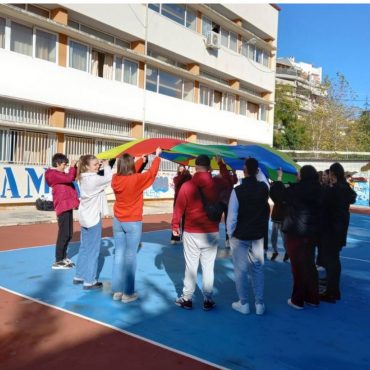 Λαμία: Μαθητές από το 4ο ΓΕΛ και το Ειδικό Σχολείο, μια αγκαλιά για την Παγκόσμια Ημέρα Ατόμων με Αναπηρία