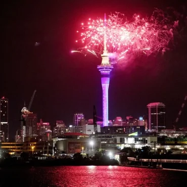 Η Νέα Ζηλανδία είναι η πρώτη χώρα που υποδέχτηκε το 2023: Η νύχτα έγινε μέρα από τα πυροτεχνήματα (video)