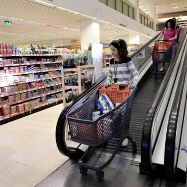 Ψώνια σουπερμάρκετ: Έρχεται μηνιαίο επίδομα 50 ευρώ