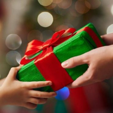 Καμένα Βούρλα: Ξεκινά η ανταλλαγή δώρων - Η πρωτότυπη εκδήλωση "κάτω" από το Χριστουγεννιάτικο δέντρο