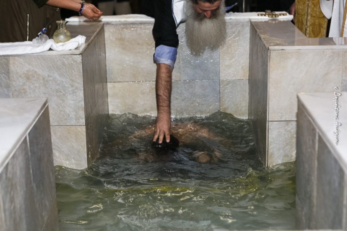 Φθιώτιδος Συμεών: "Να γίνετε Φως Χριστού για όλους μας" - Το μήνυμα του Σεβασμιώτατου κατά τη διάρκεια των βαπτίσεων ενηλίκων