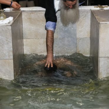Φθιώτιδος Συμεών: "Να γίνετε Φως Χριστού για όλους μας" - Το μήνυμα του Σεβασμιώτατου κατά τη διάρκεια των βαπτίσεων ενηλίκων