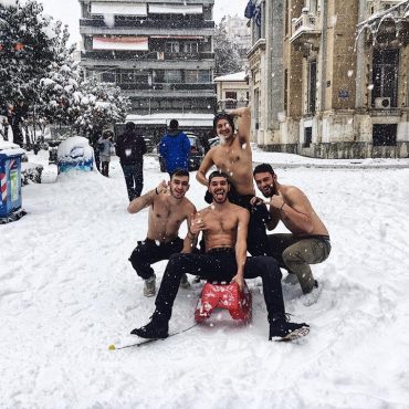 Λαμία: Σκι στην Αινιάνων, έλκηθρο στην πλατεία Ελευθερίας έκαναν οι Λαμιώτες σαν σήμερα το 2017 (video)