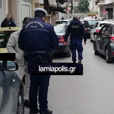 Λαμία: Έχασε τις αισθήσεις του ενώ οδηγούσε! Τράκαρε και εγκλωβίστηκε στο όχημα (video)