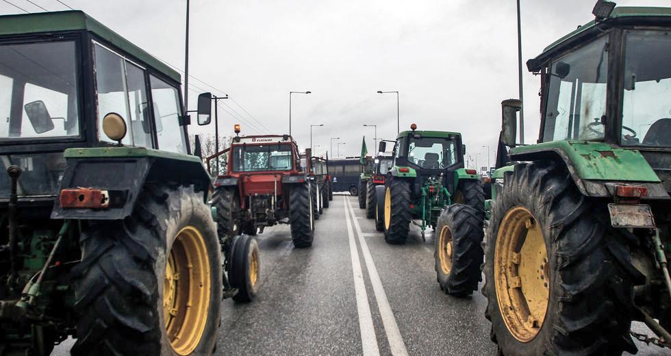 Αγρότες: Πορεία με τα τρακτέρ στο κέντρο της Αμφίκλειας – “Οι αγώνες θα κλιμακωθούν. Ζητάμε δικαίωση”