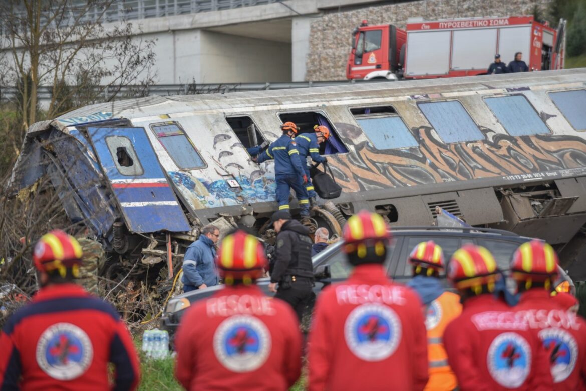 Σύγκρουση τρένων στα Τέμπη: Κορυφώνονται οι έρευνες για τους αγνοούμενους – Στον εισαγγελέα σήμερα ο σταθμάρχης