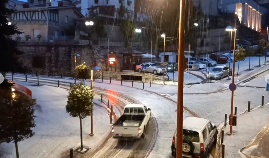 Ευρυτανία: Πήρε παράταση ο χειμώνας – Χιόνι μέχρι το Καρπενήσι (video)
