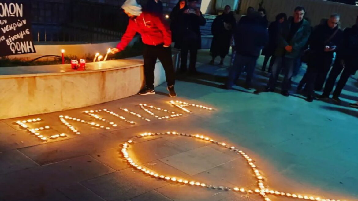 “Για την Ελπίδα μας” – Βουβός θρήνος στην Αταλάντη – Τη Δευτέρα η κηδεία της 28χρονης