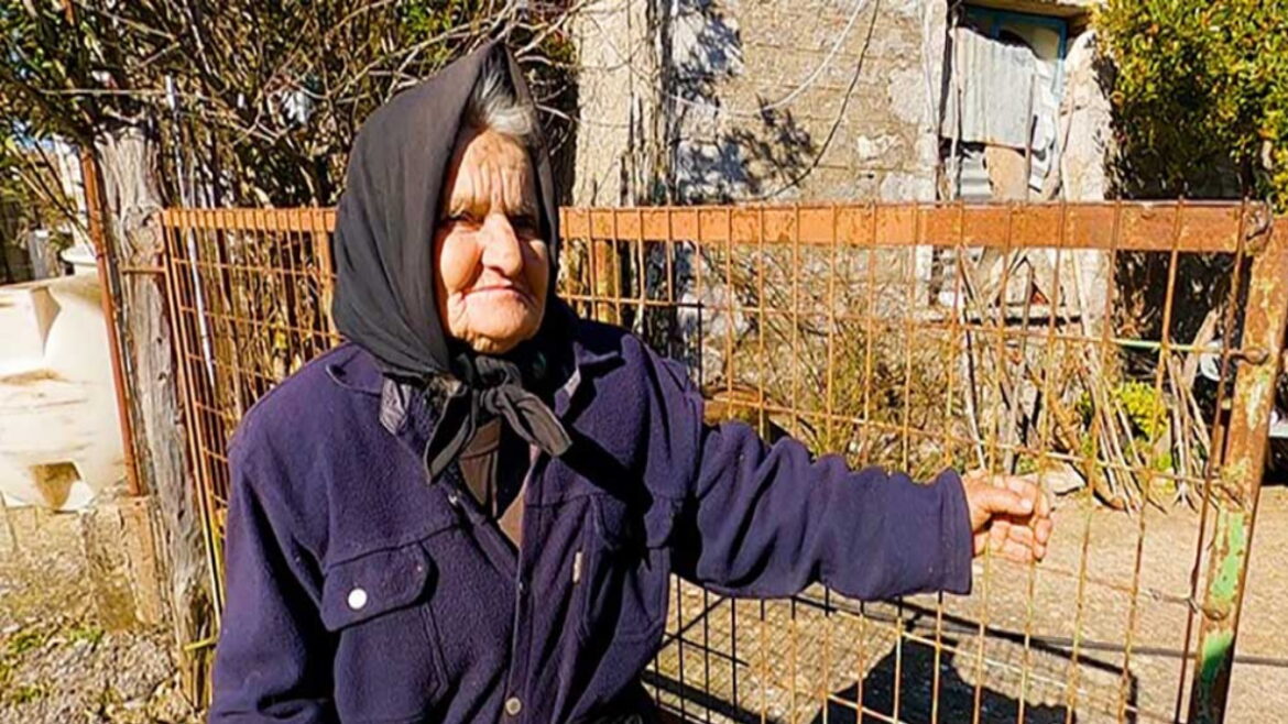 Άγραφα: Έγιναν μια αγκαλιά για τη γιαγιά Αφροδίτη που είχε καεί το σπίτι της – Όλοι μαζί της εξασφάλισαν νέα στέγη (video)