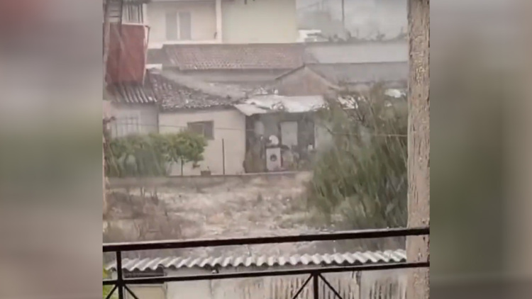 Λαμία: Δείτε εικόνες από την απίστευτη χαλαζόπτωση στην Ηράκλεια (video)