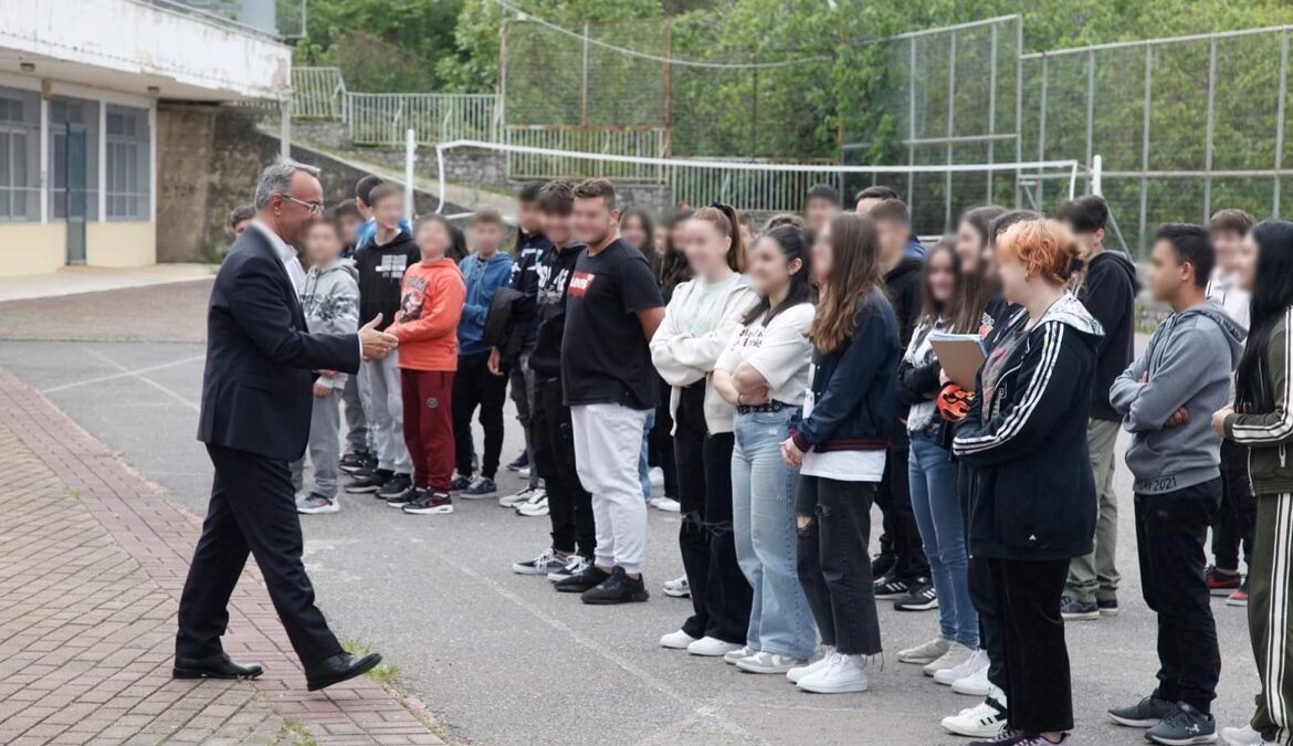 Χρήστος Σταϊκούρας: Κάθε Δημοτικό, κάθε Γυμνάσιο και κάθε Λύκειο της Π.Ε. Φθιώτιδας, θα διαθέτει τουλάχιστον έναν νέο, σύγχρονο υπολογιστή και ένα νέο σύστημα προβολής