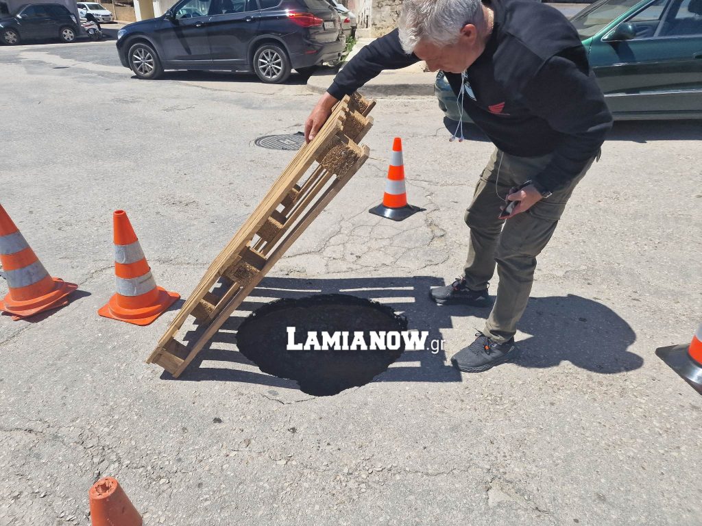 Λαμία: Υποχώρησε το οδόστρωμα και “κατάπιε” Ι.Χ που επέβαιναν μικρά παιδιά (φώτο-βίντεο)