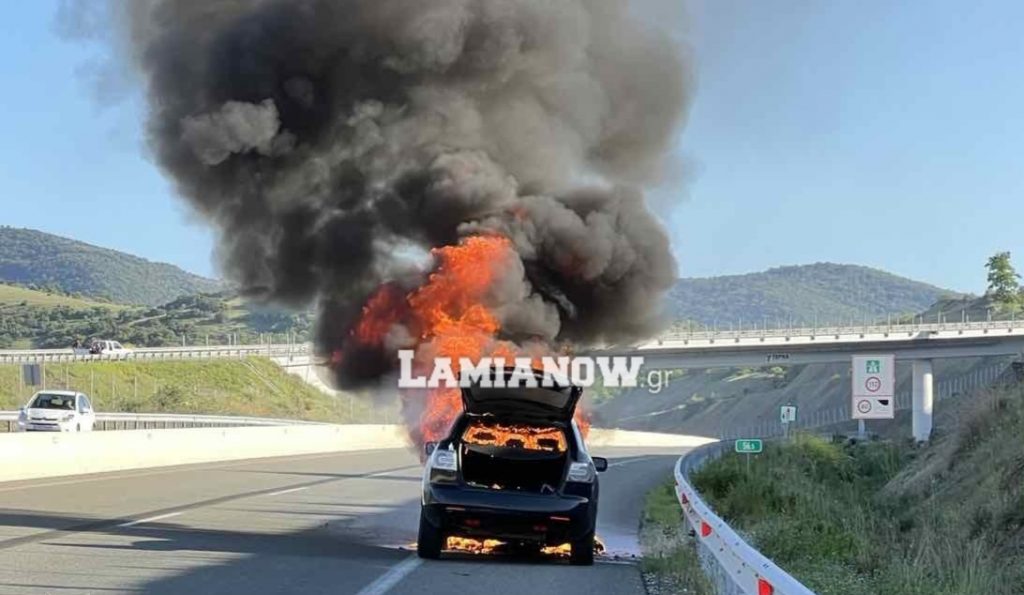 Αυτοκίνητο στο οποίο επέβαιναν τρεις δήμαρχοι της Φθιώτιδας άρπαξε φωτιά (Φωτό-Βίντεο)
