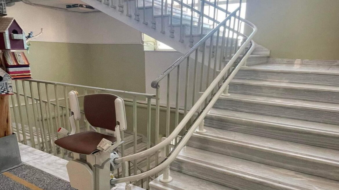 Kαρπενήσι: Εγκαταστάθηκε αναβατήριο στο Γυμνάσιο για μαθητές με κινητικά προβλήματα
