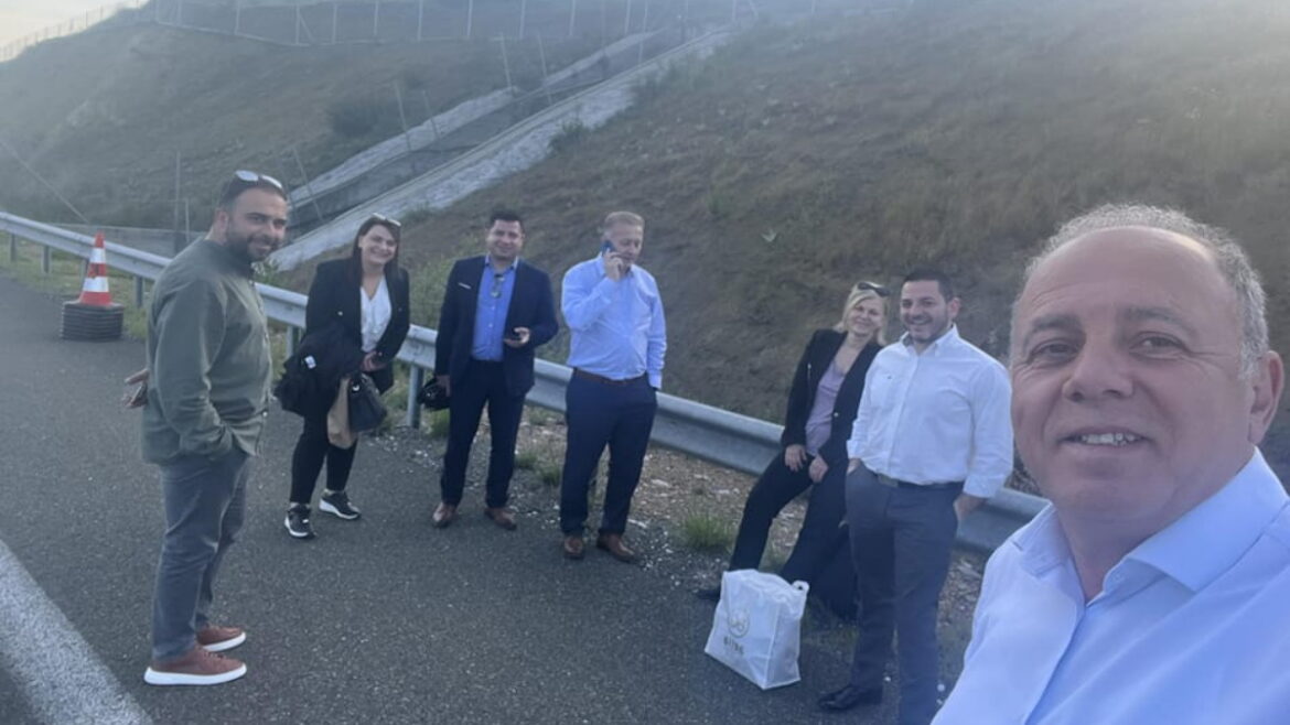 Φθιώτιδα: “Oτι δεν σε σκοτώνει σε κάνει πιο δυνατό!”- Selfie με χαμόγελα για τους δημάρχους που επέβαιναν στο φλεγόμενο όχημα