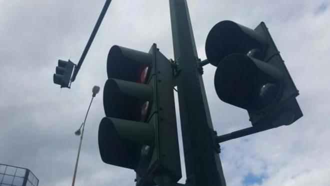 Λαμία: Τέθηκαν σε λειτουργία οι φωτεινοί σηματοδότες επί της οδού Λ. Καλυβίων στο ύψος του Μουσικού Σχολείου
