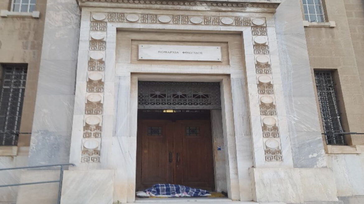 Λαμία: H θλιβερή πραγματικότητα – Άστεγος βρήκε καταφύγιο στην είσοδο της Περιφέρειας