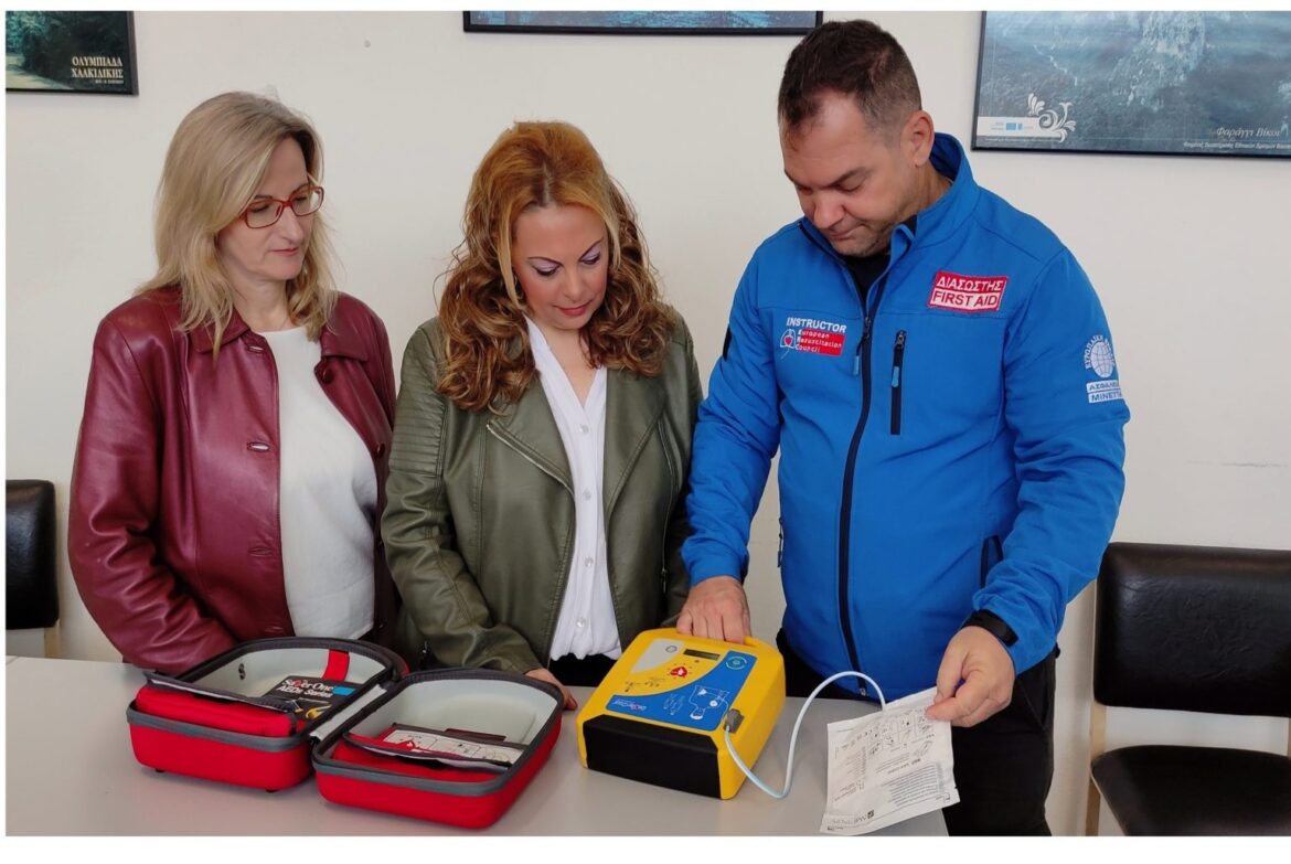 Δίνοντας έμφαση στην πρόληψη και την διασφάλιση της υγείας παιδιών και εκπαιδευτικών ο Σύλλογος Γονέων & Κηδεμόνων του 5ου ΓΕΛ Λαμίας προέβη στην αγορά ενός αυτόματου εξωτερικού απινιδωτή, η παράδοση του οποίου  πραγματοποιήθηκε την Παρασκευή 5/5/23 στον χώρο του σχολείου παρουσία της Αναπληρώτριας Διευθύντριας κας Πολυξένης Κολίτσα, εκπαιδευτικών και μαθητών.