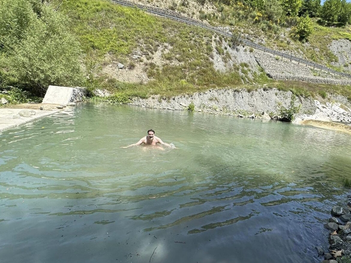 Φθιώτιδα: Στην Στάγια έφτιαξαν “πισίνα” από τα νερά του Ίναχου και το έριξαν στις βουτιές!