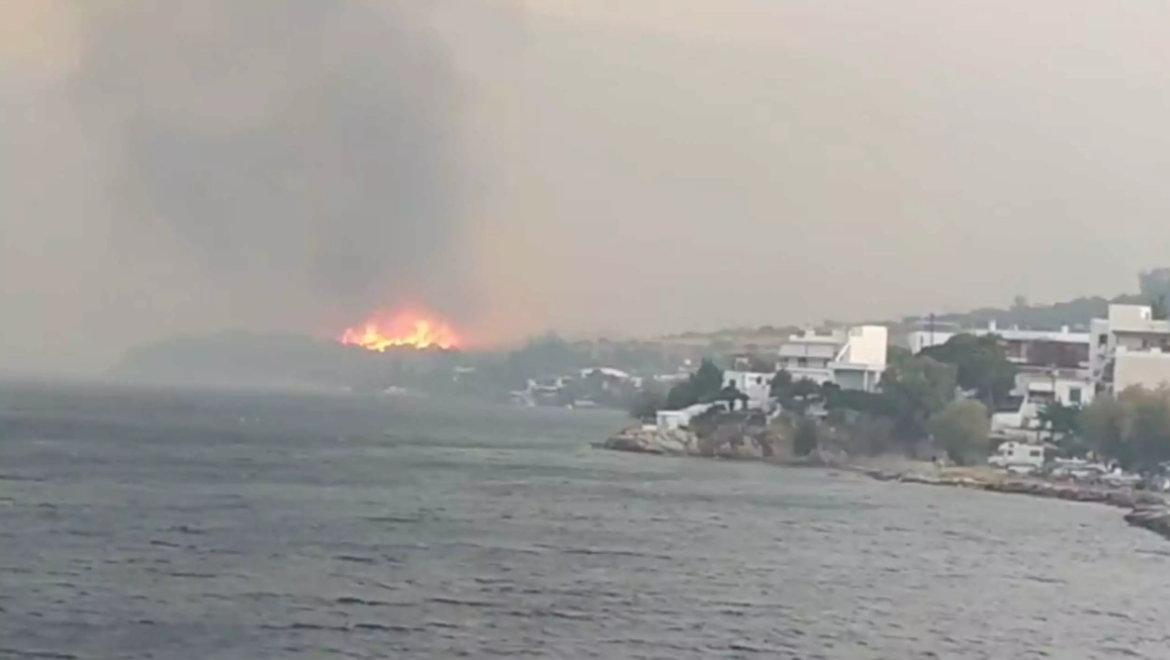 Φωτιά στην Κάρυστο: Νέο μέτωπο στον Πλατανιστό – Μήνυμα του 112 για εκκένωση του Πλατύ Γιαλού / Στο “4” σήμερα ο κίνδυνος πυρκαγιάς στη Φθιώτιδα