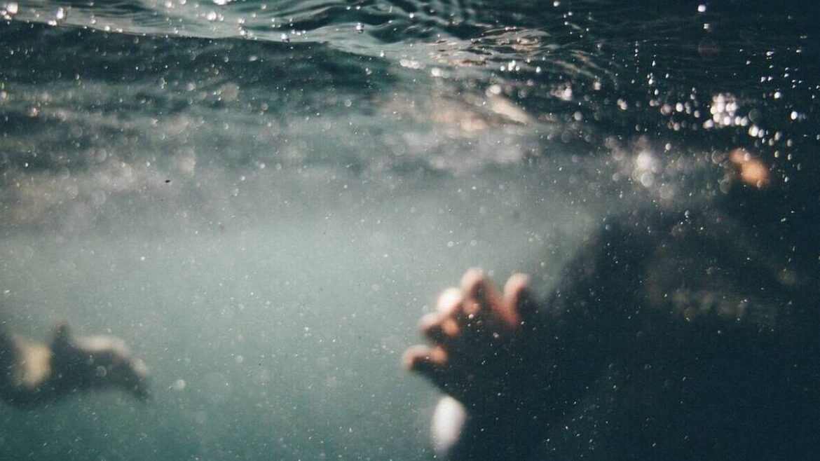Φθιώτιδα: Αδιανόητη τραγωδία – 50χρονος έπεσε στη θάλασσα να βοηθήσει γυναίκα – Πνίγηκαν και οι δύο