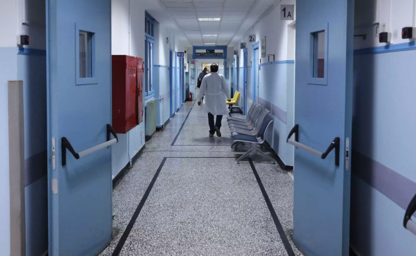 Λαμία: «Έκοψαν» τον μισθό γιατρού που αρνήθηκε να συνοδεύσει διασωληνωμένο ασθενή