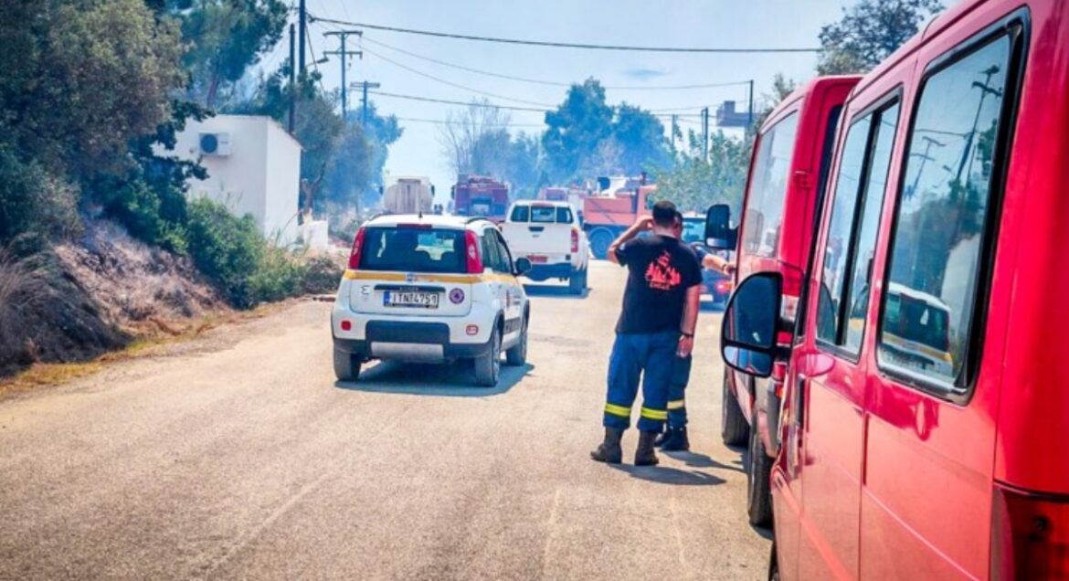 Συνεχίζεται η μάχη με τις φλόγες σε Εύβοια και Βοιωτία