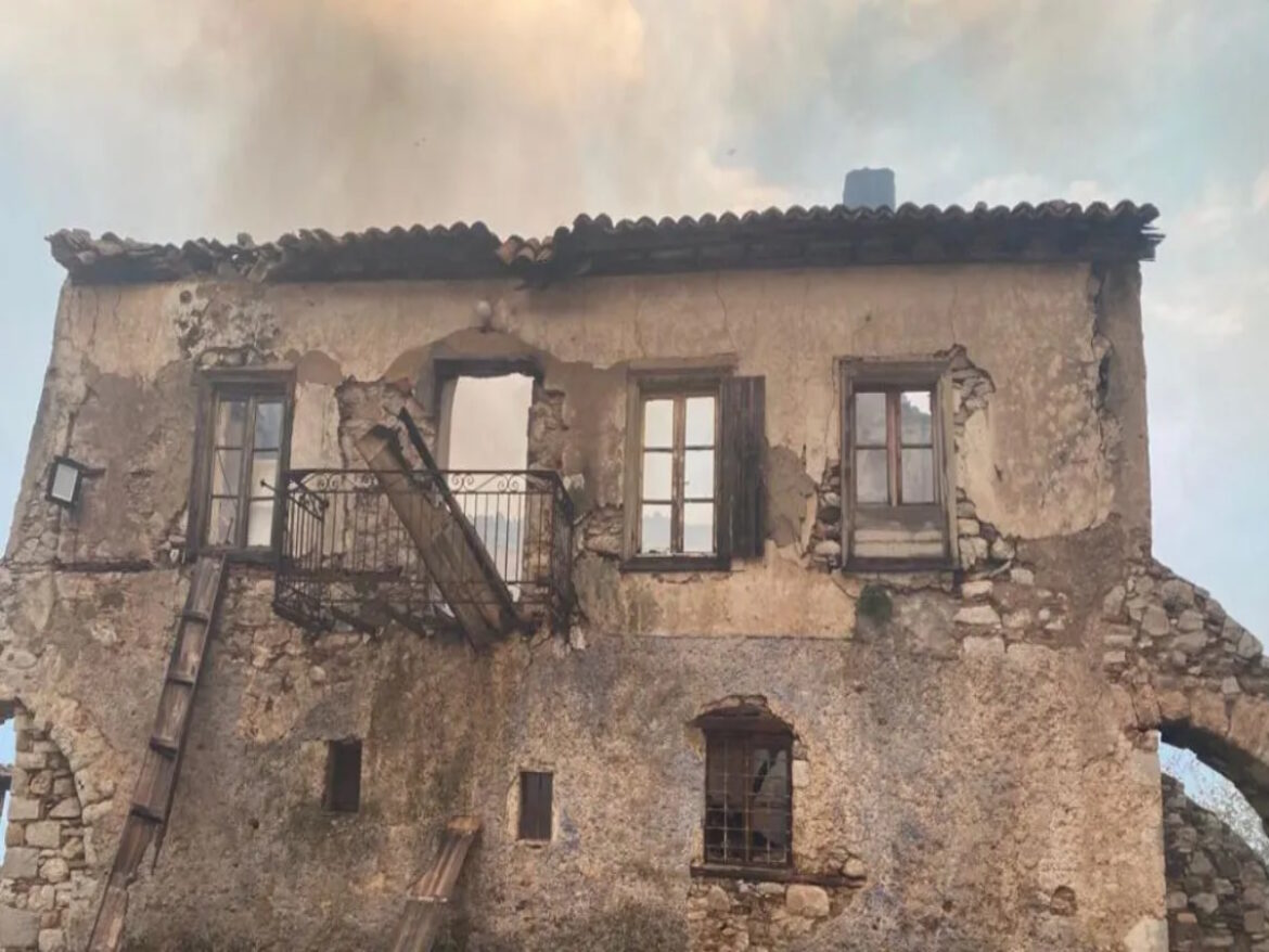 Υπουργείο Πολιτισμού για τη φωτιά στη Μονή Οσίου Λουκά: Ζημιές στον περιβάλλοντα χώρο και σε εγκαταλελειμμένο κελί