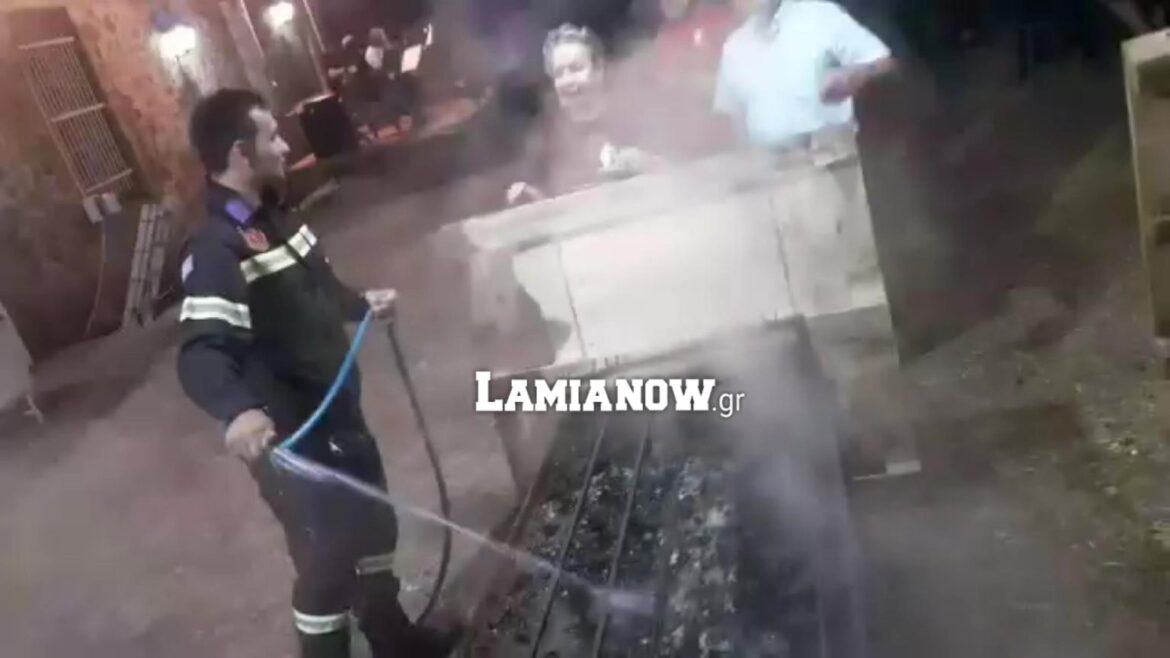 Φθιώτιδα: Απίστευτο! Kλήθηκε η πυροσβεστική να σβήσει… ψησταριά με σουβλάκια σε εκδήλωση! (video)