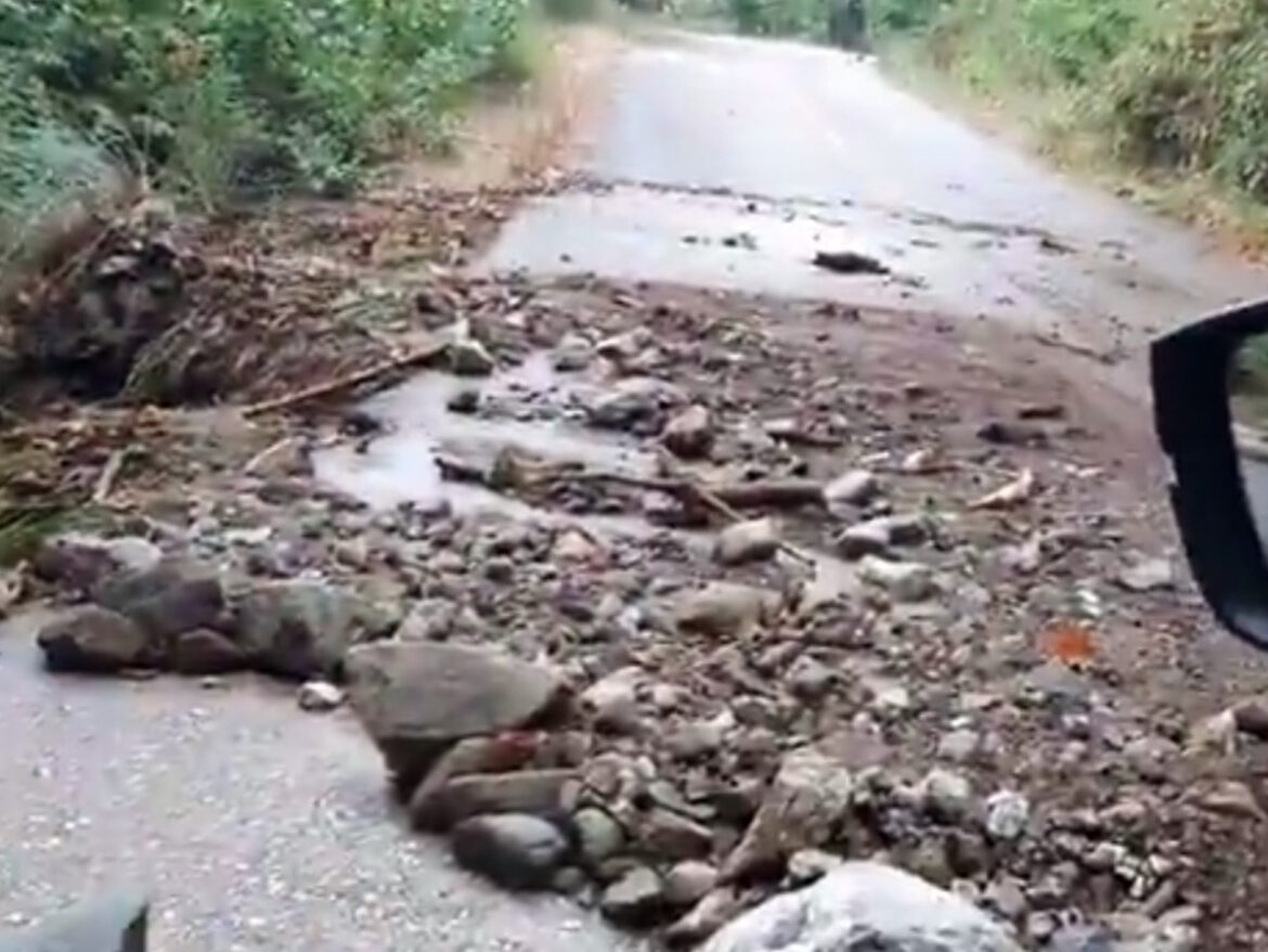 Φθιώτιδα: Σχεδόν απροσπέλαστος ο δρόμος προς Μονή Αγάθωνος από κατολισθήσεις και φερτές ύλες (video)