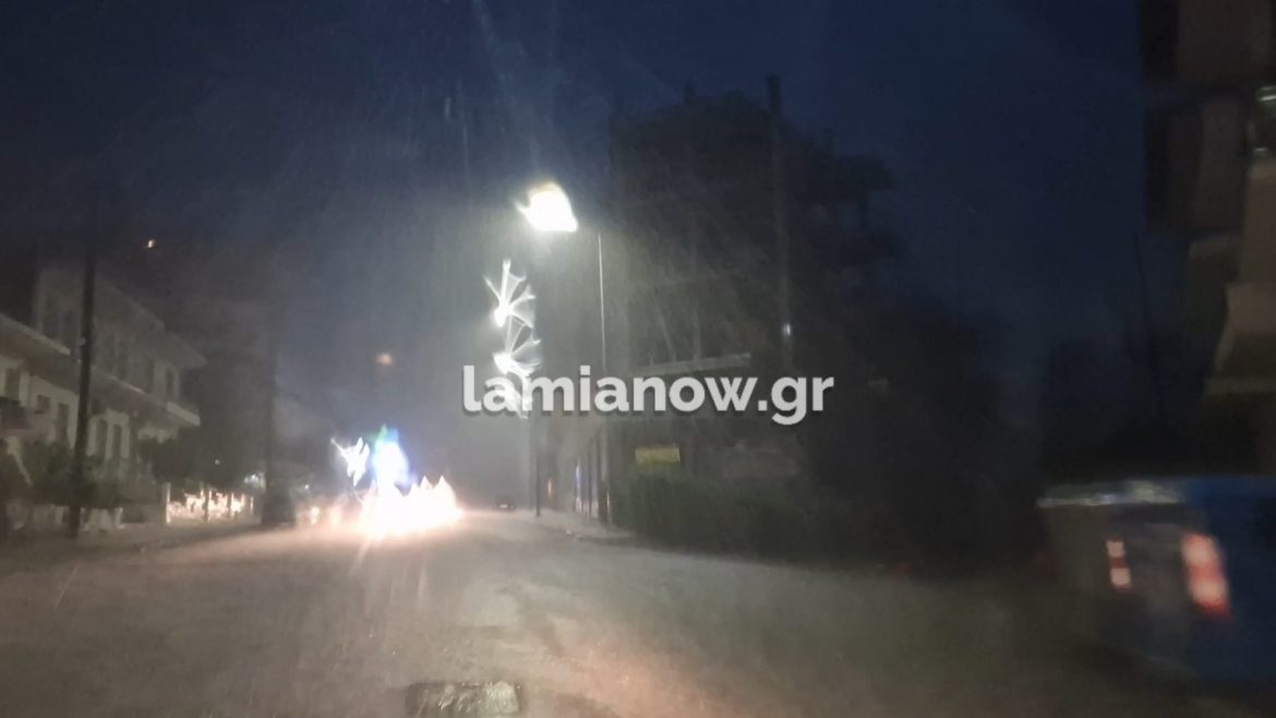 Η τρομακτική καταιγίδα που "ξύπνησε" τη Λαμία: Οι δρόμοι έγιναν ποτάμια (audio)