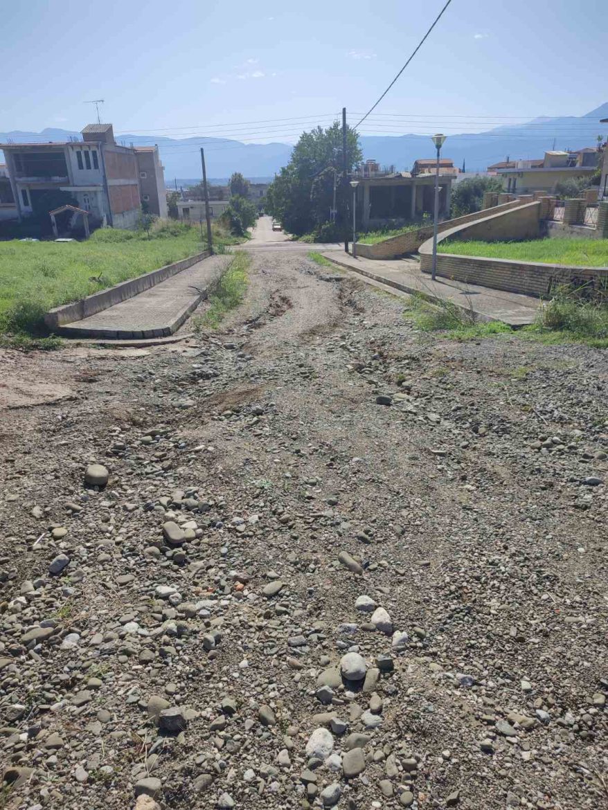 Καταγγελία: “Οδός Οδησσού στα Καλύβια – Υπάρχει κάποιος υπεύθυνος να δώσει λύση στο πρόβλημα”;