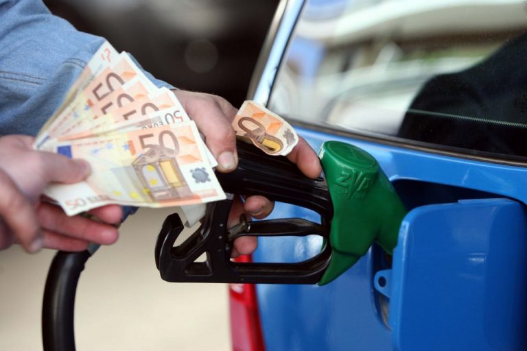 Στο 1,99€ η βενζίνη για… ψυχολογικούς λόγους: Τσιμπημένη η τιμή για τους ταξιδιώτες του Πάσχα
